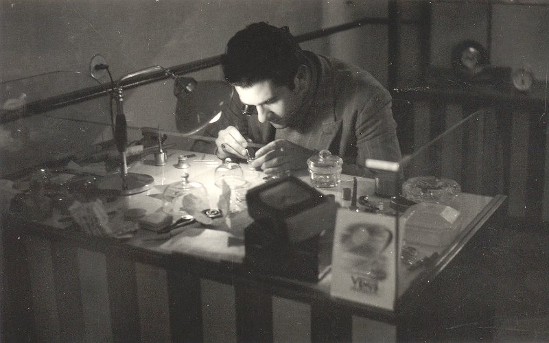 1958, l'orologiaio Moschella e il suo negozio _4.jpg